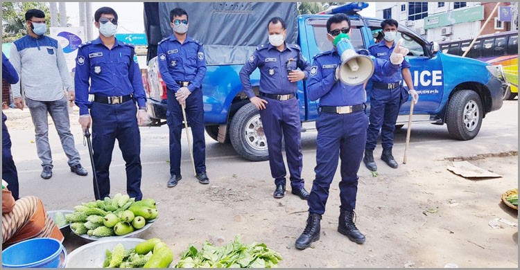 শিবপুরে সামাজিক দূরত্ব বজায় রাখতে পুলিশের উদ্যোগে খোলা মাঠে বাজার শিবপুরে সামাজিক দূরত্ব বজায় রাখতে পুলিশের উদ্যোগে খোলা মাঠে বাজার